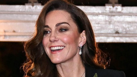 Čudovit plašč, nakit princese Diane in čista moč! Kate Middleton se je vrnila v polnem sijaju – in še nikoli ni bila lepša