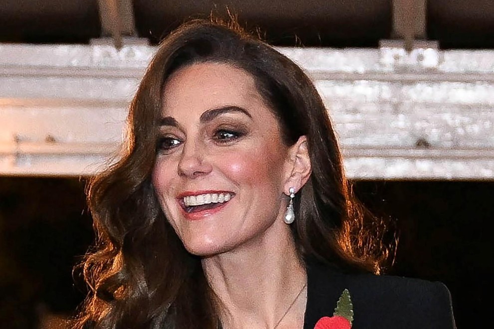 Čudovit plašč, nakit princese Diane in čista moč! Kate Middleton se je vrnila v polnem sijaju – in še nikoli ni bila lepša