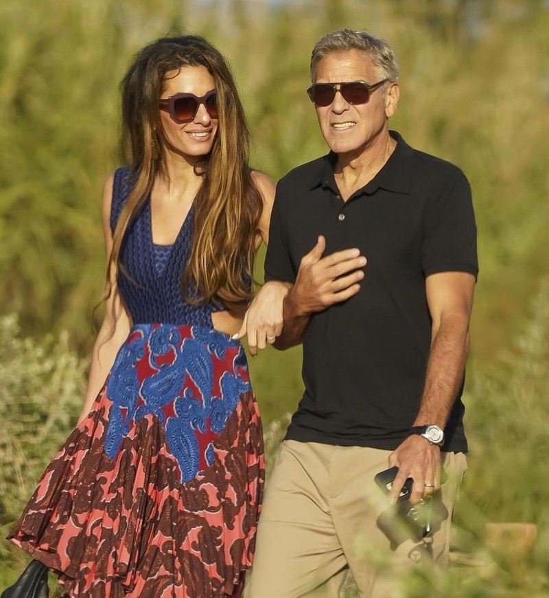 Amal Clooney z najbolj trendno torbico tega hipa dokazala, da je kraljica boho šika
