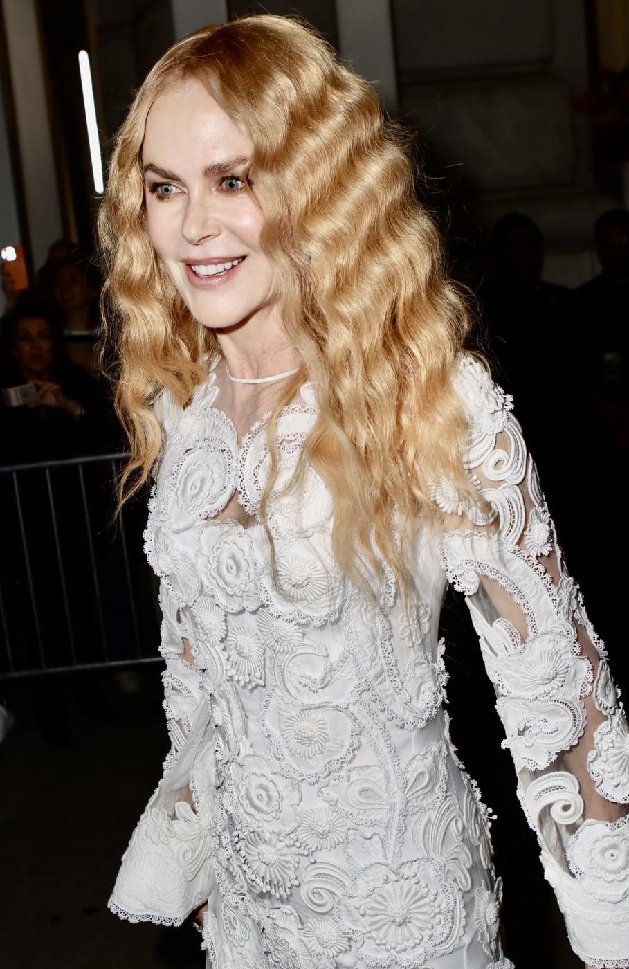 Nicole Kidman je bila na rdeče-modri preprogi premiere v New Yorku videti zelo elegantno v beli obleki iz aktualne kolekcije …