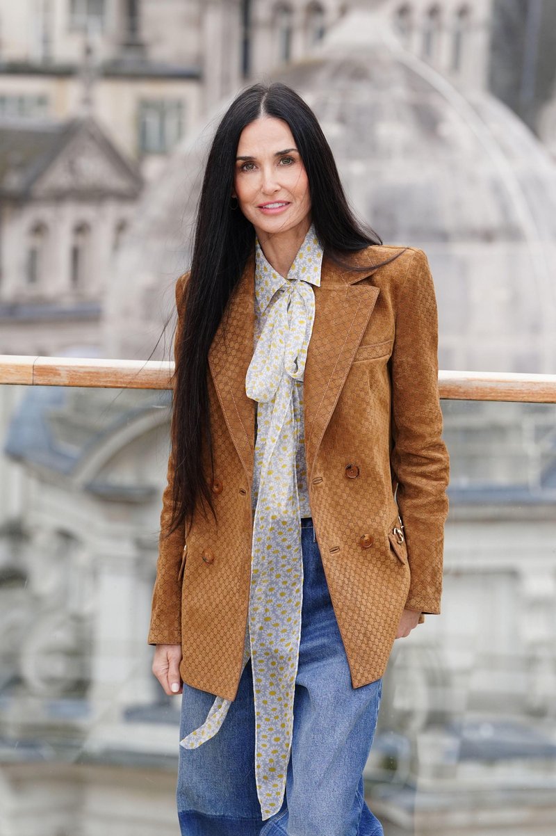 Demi Moore v najlepši modni kombinaciji s širokim džinsom in mi smo našli podobne kose veliko ceneje