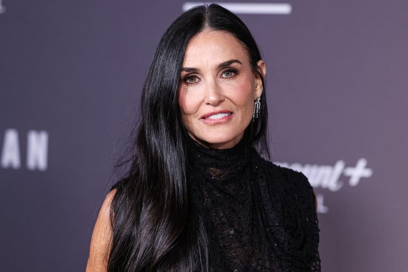 Plašč, vreden rdeče preproge! Demi Moore očarala v osupljivem plašču,  ki si ga želimo nositi na novoletni zabavi
