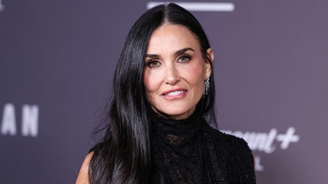 Demi Moore črn plašč črna obleka