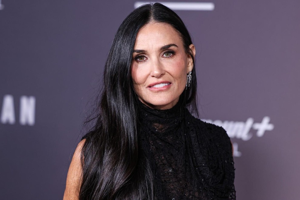 Demi Moore črna barva odlično pristoji, za premiero serije "Landman" v Los Angelesu pa je igralka nosila popolnoma črno opravo, …