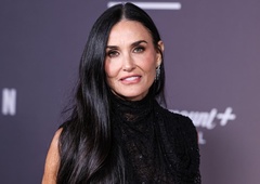 Plašč, vreden rdeče preproge! Demi Moore očarala v osupljivem plašču,  ki si ga želimo nositi na novoletni zabavi