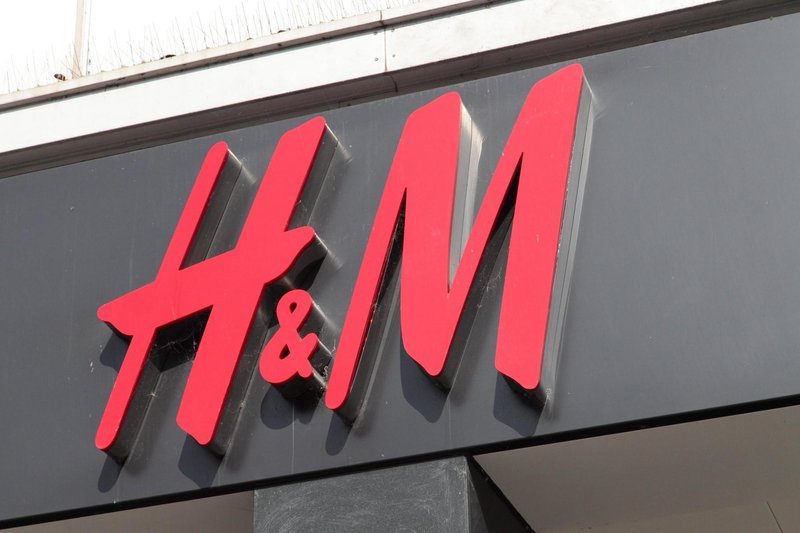 H&M bo leta 2025 sodeloval s tem priznanim oblikovalcem, modna stroka je nestrpna že sedaj!
