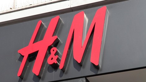 H&M bo leta 2025 sodeloval s tem priznanim oblikovalcem, modna stroka je nestrpna že sedaj!