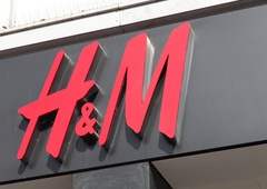 H&M bo leta 2025 sodeloval s tem priznanim oblikovalcem, modna stroka je nestrpna že sedaj!