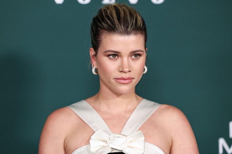 Ta razdiralni milenijski trend je pravzaprav videti dobro: Sofia Richie posodablja to kontroverzno modno kombinacijo
