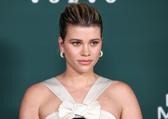 Ta razdiralni milenijski trend je pravzaprav videti dobro: Sofia Richie posodablja to kontroverzno modno kombinacijo