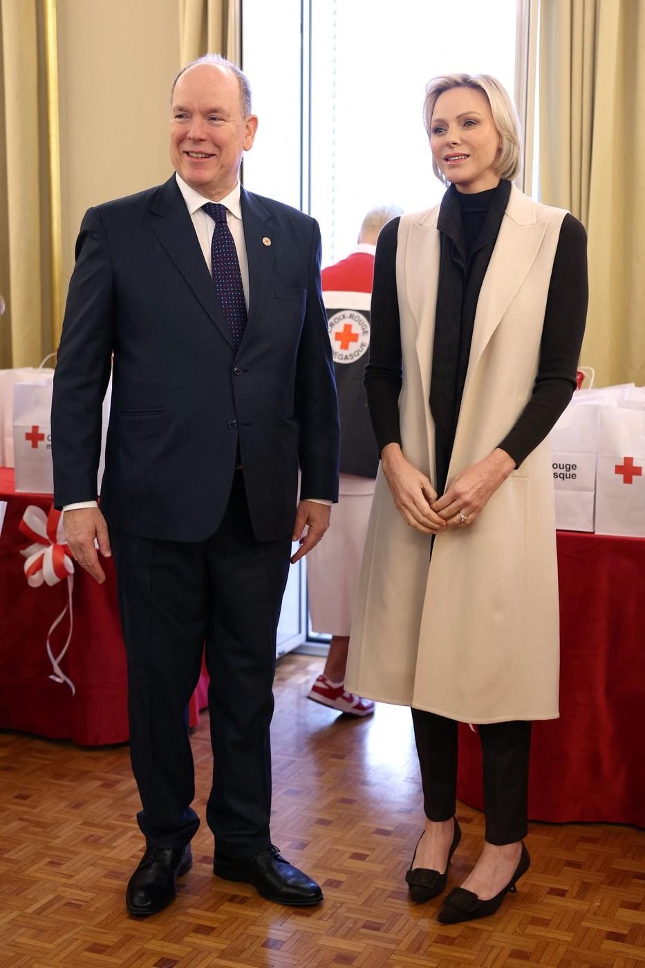 Princesa Charlene je videz kombinirala s črnimi hlačami in črnimi kitten petami, ki so dopolnile stajling. V letu 2024 je …