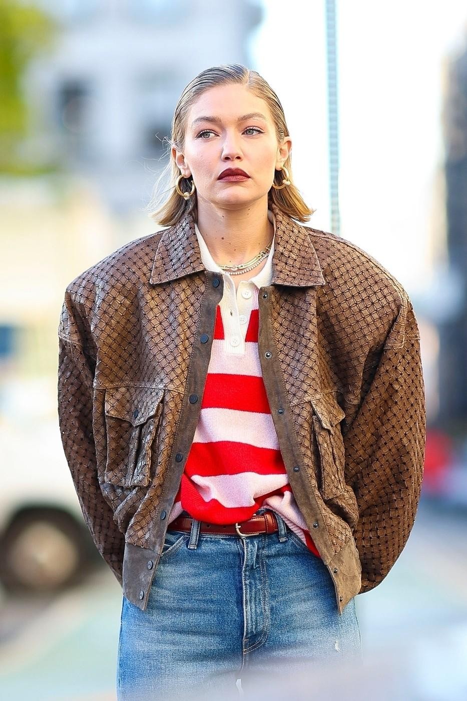 Gigi Hadid nas vedno znova preseneča s svojo sposobnostjo združevanja lahkotnosti in elegance. Med nedavnim fotografiranjem za Maybelline v New …