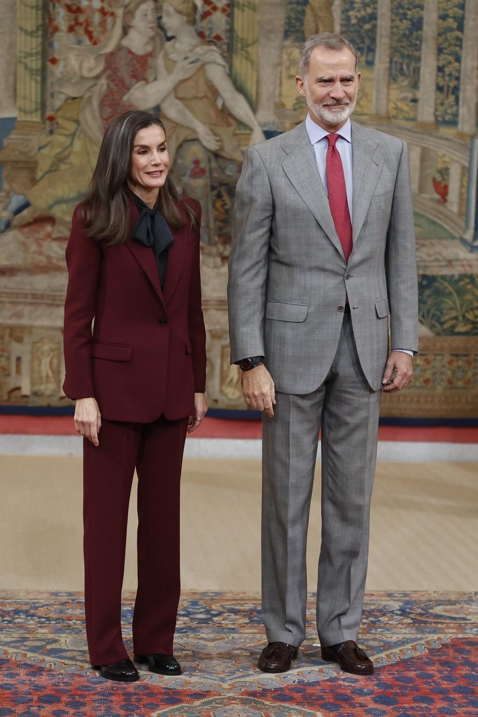 Z bordo obleko Letizia sledi trendu, ki so ga sprejele druge kraljeve dame, kot je Kate Middleton, ki so jo …