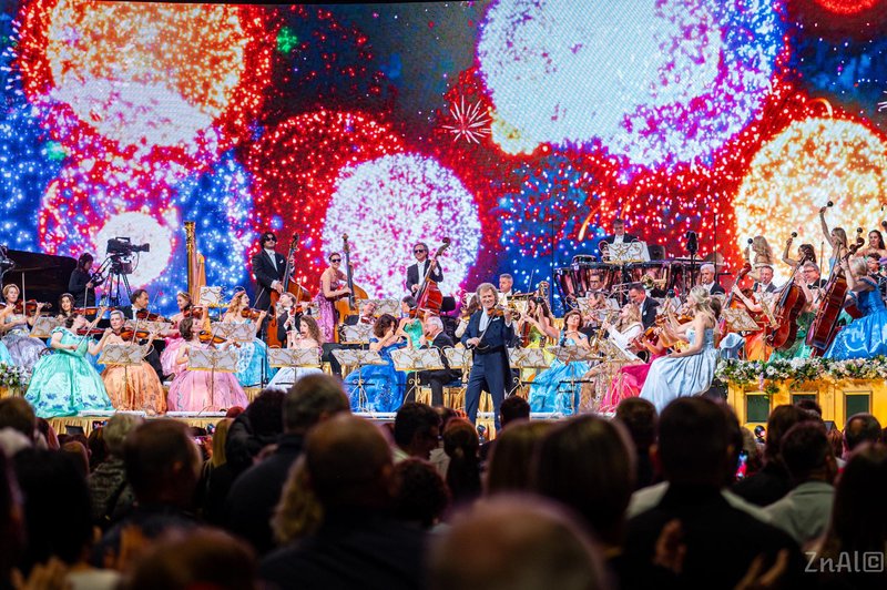 V razprodanih Stožicah smo se udeležili spektakla tega slavnega glasbenika, ki se k nam vrača prihodnje leto! (foto: Promocijsko gradivo)