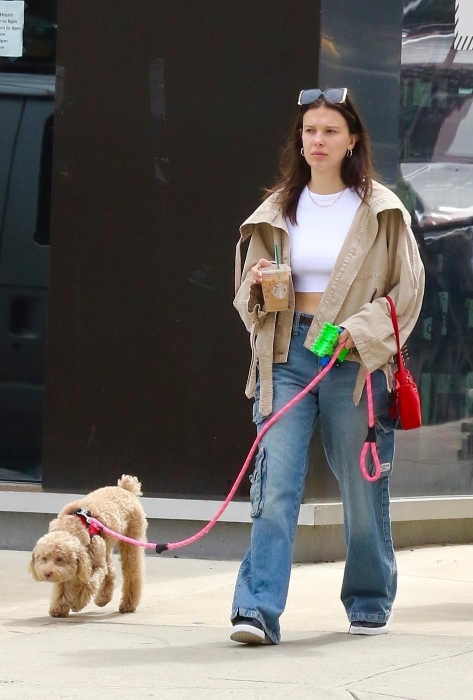 Millie Bobby Brown in njen kuža Winnie.