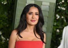 "Kupi lahko vse, le stila ne!" Videz Salme Hayek ob odprtju Notre-Dame ni prejel veliko pohval