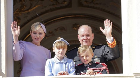 Monaška princesa Charlene in princ Albert objavila sproščeno božično voščilnico: Družina še nikoli ni bila videti bolj usklajena