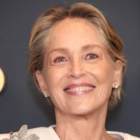 Sharon Stone s svojim stajlingom dokazuje, da lahko te zimske hlače nosite pri vseh starostih
