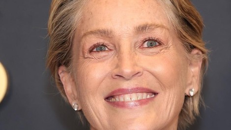 Sharon Stone rdeča preproga bela obleka