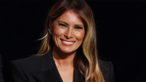 Melania Trump navdušila v hlačnem kostimu, to barvo nosi odkar je njen mož zmagal na predsedniških volitvah