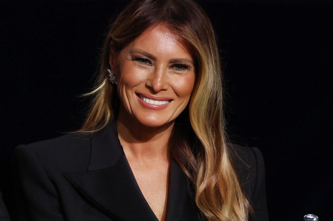 Nazadnje je najlepšo obleko za silvestrovo nosila Melania Trump: očarala v kreaciji, ki boža telo in laska postavi