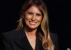 Najlepšo obleko za silvestrovo je nosila Melania Trump: Ameriška prva dama očarala v kreaciji, ki boža telo in laska postavi