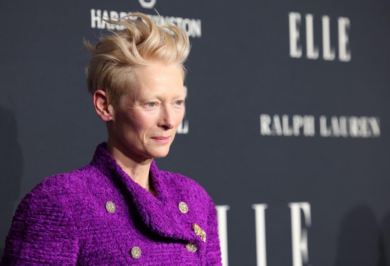 Tilda Swinton na Elle rdeči preprogi znova dokazala, zakaj velja za eno najvplivnejših modnih ikon filmske industrije
