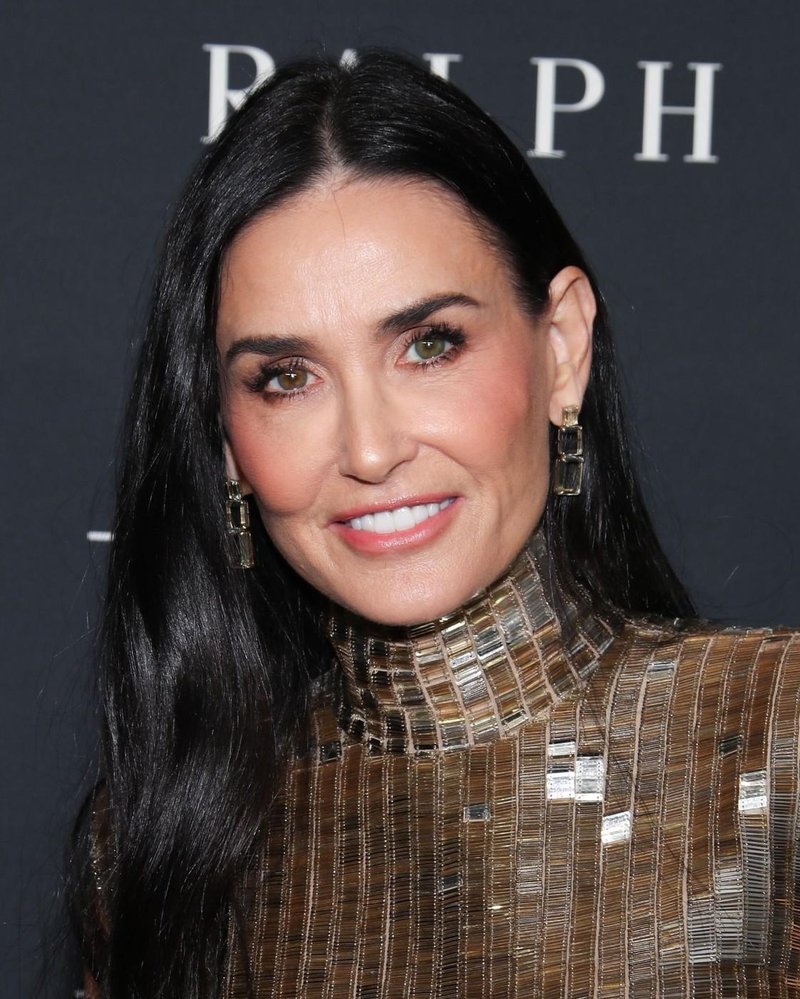 Kot bi bila oblita z zlatom: Demi Moore na rdeči preprogi poosebljen glamur
