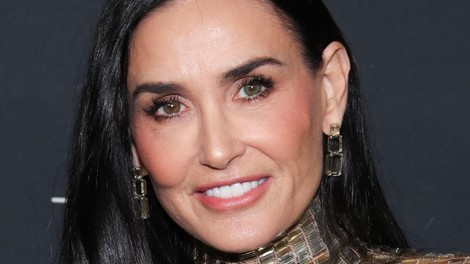 Kot bi bila oblita z zlatom: Demi Moore na rdeči preprogi poosebljen glamur