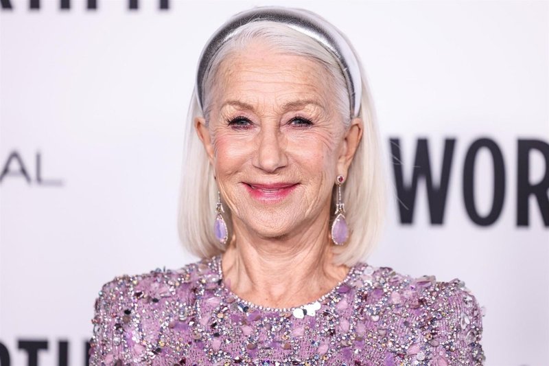 Helen Mirren je stara 79 let in poka od samozavesti: Ne barva svojih las, ne gladi gub in vse dolguje maminemu zlatemu nasvetu
