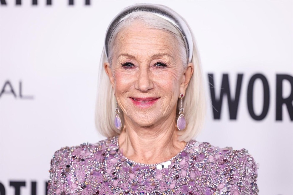 Helen Mirren samozavestno koraka v osmo desetletje in je blestela v sivkino vijolični obleki z vpadljivimi srebrnimi bleščicami. Od drzne …