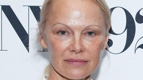 Pamela Anderson belo krilo bela srajca