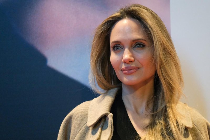 Minimalistično elegantna Angelina Jolie na rdeči preprogi dokazuje, da za prefinjen videz na novoletnih zabavah ne potrebujete visokih pet
