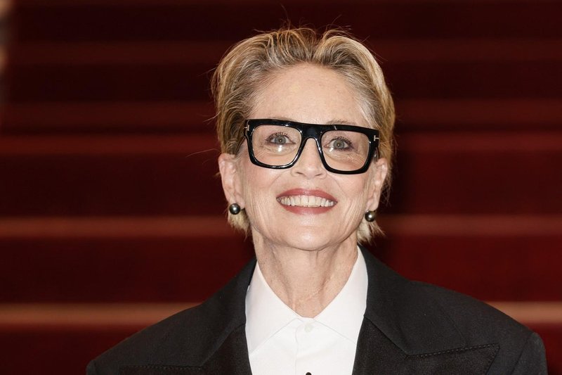 Sharon Stone in praznični videz za zabavo, ki si ga boste za božič želeli obleči ne glede na to, ali ste stari 20 ali 70 let
