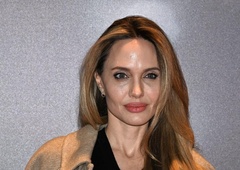 Angelina Jolie je na podelitvi filmskih nagrad znova dokazala, da so preprosta maksi obleka in lakaste pete lahko vrhunec glamurja