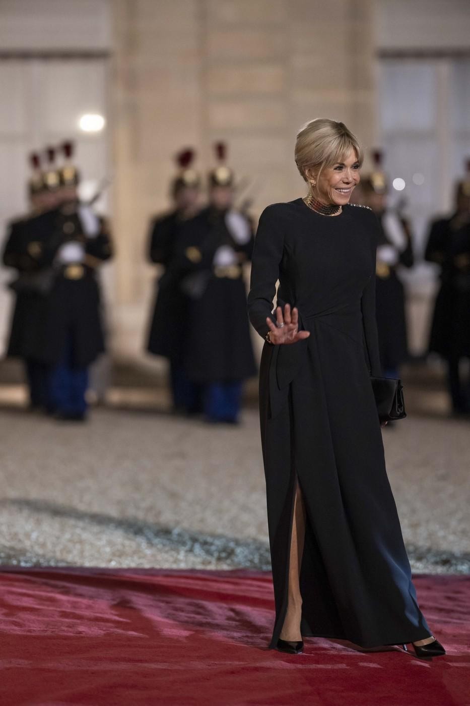 Obleka, vredna kraljice: Brigitte Macron na državni večerji na vrhuncu elegance v obleki z visokim razporkom in kovinsko ogrlico