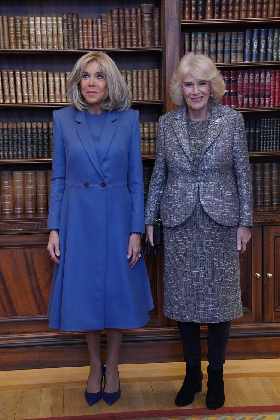 Vendar se je kraljica tistega večera udeležila banketa. Camilla je nosila elegantno obleko iz rdečega žameta, blestela pa je z …