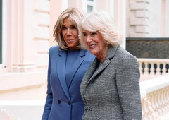 Modni spopad Brigitte Macron in kraljice Camille: Dami v elegantnih videzih utelešata francoski in angleški stil, Brigitte brez konkurence?