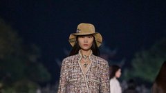 Chanelovo modno revijo Métiers D'Art v mestu Hangzhou na Kitajskem so navdihnili popotniški dnevniki in ljubezen do umetnosti Gabrielle Coco Chanel