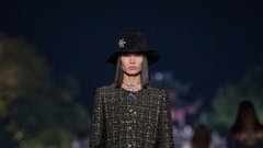 Chanelovo modno revijo Métiers D'Art v mestu Hangzhou na Kitajskem so navdihnili popotniški dnevniki in ljubezen do umetnosti Gabrielle Coco Chanel