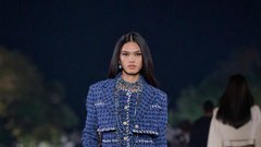 Chanelovo modno revijo Métiers D'Art v mestu Hangzhou na Kitajskem so navdihnili popotniški dnevniki in ljubezen do umetnosti Gabrielle Coco Chanel