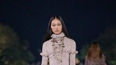 Chanelovo modno revijo Métiers D'Art v mestu Hangzhou na Kitajskem so navdihnili popotniški dnevniki in ljubezen do umetnosti Gabrielle Coco Chanel