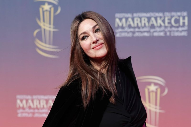 Monica Bellucci dokazuje, da je črna vedno v modi: V brezčasni kombinaciji na reviji Dolce & Gabbana videzu zasenčila vse (foto: Profimedia)