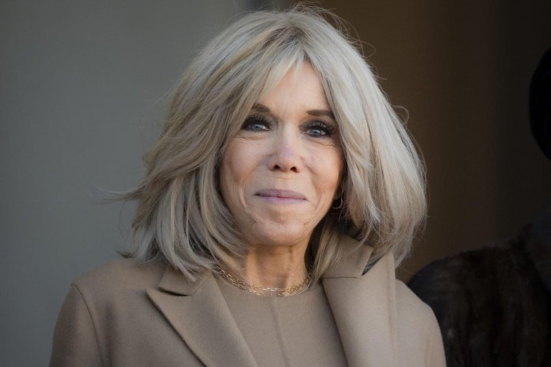 Njen šik rock videz ni ostal neopažen: Niti Brigitte Macron se ne more upreti največjemu barvnemu trendu te zime (foto: Profimedia)