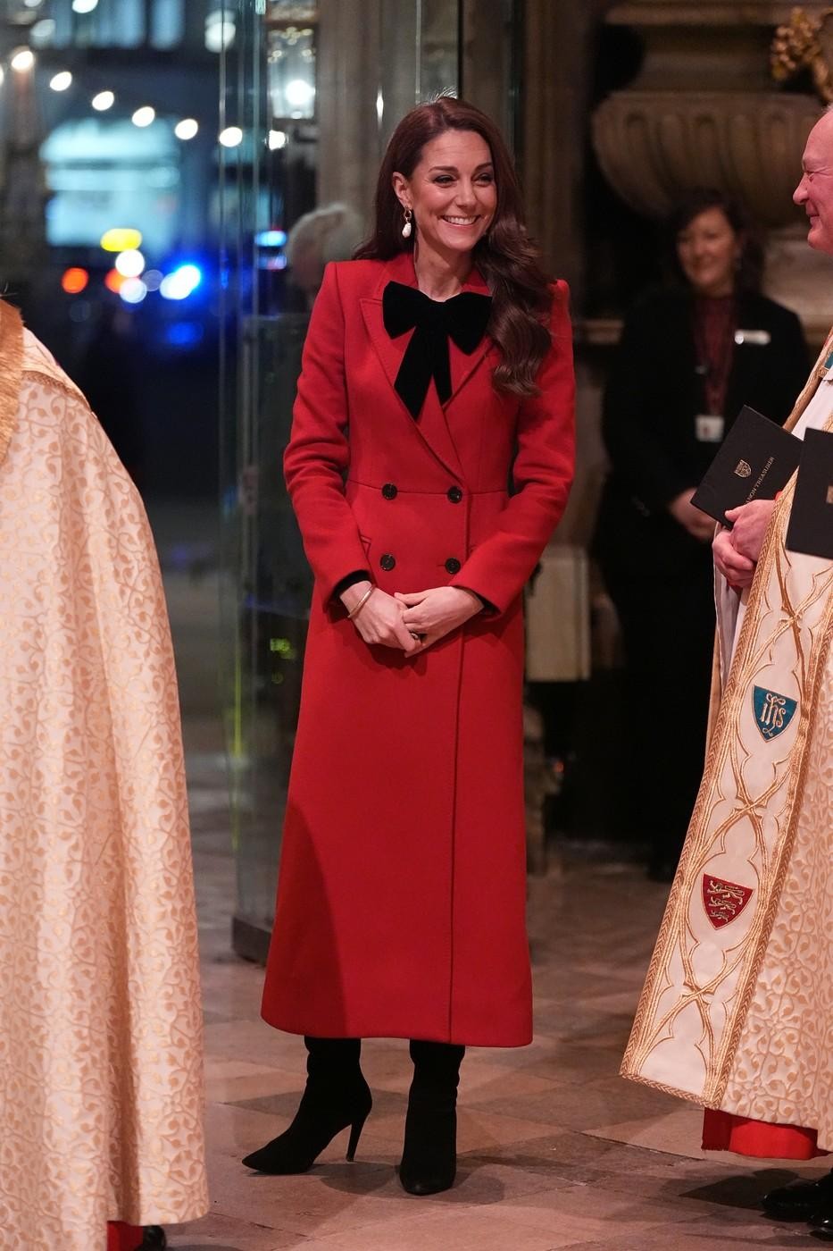 Žamet, pentlja in rdeč tartan, Kate Middleton s prazničnim pridihom popestrila star McQueenov plašč: Družina Wales zbrana na božičnem koncertu