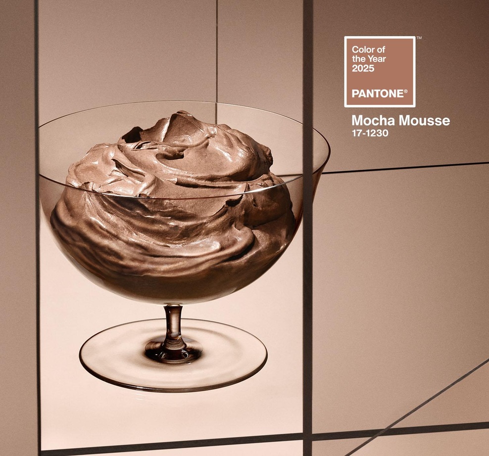 To je tudi uradno Pantone barva leta 2025, ki jo bomo videli vsepovsod! (foto: Pantone Color Institute)