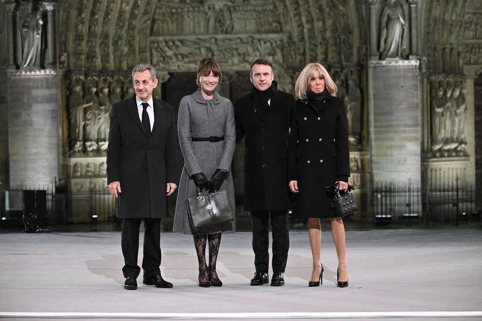 Edina konkurenca Brigitte Macron: Carla Bruni se je na ponovnem odprtju Notre-Dame v Diorjevi obleki prelevila v sodobno in zapeljivo Jackie Kennedy