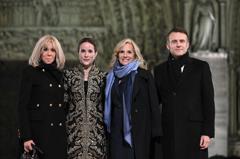 Brigitte Macron in Jill Biden v Notre-Dame z isto torbico, enim najbolj ikoničnih modelov vseh časov: Katera jo je nosila bolje?
