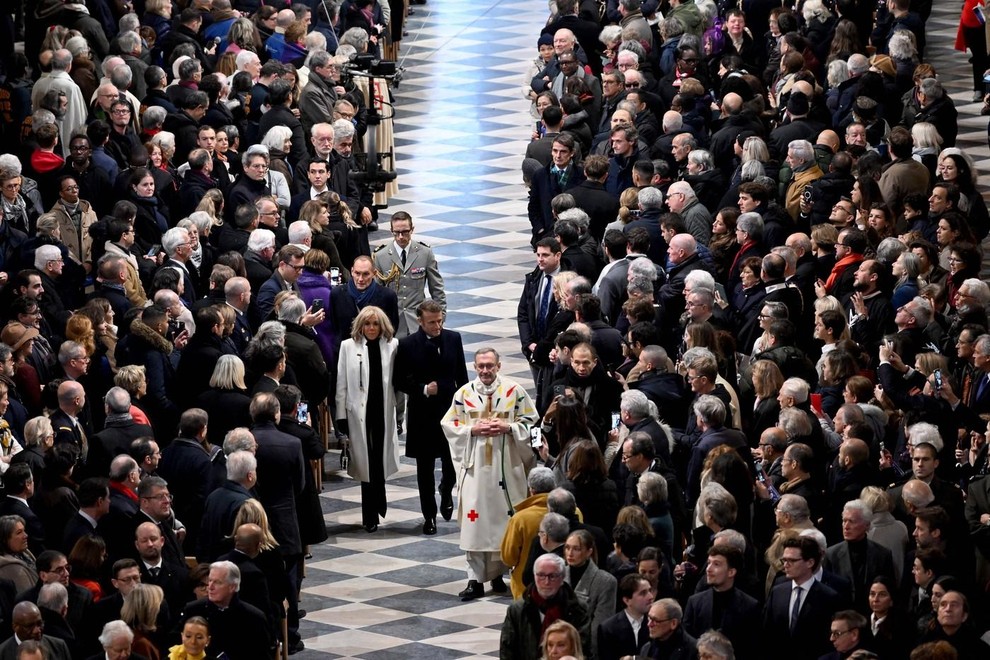 Brigitte in Emmanuel Macron sta se v cerkvi prvič pojavila okoli 10.30. Za to priložnost je bila prva dama videti …