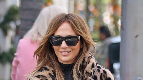 Videz, ki navdušuje tudi izven smučarskih letovišč: Udoben zimski stajling Jennifer Lopez bi nosili do konca sezone